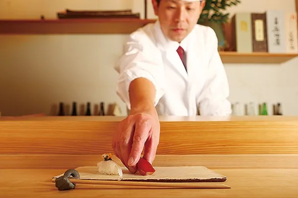 カウンターで一貫を仕上げる寿司まつばら店主・松原秀幸